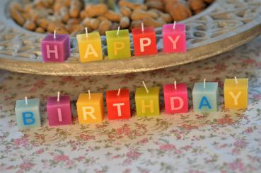Geburtstagskerzen "HAPPY BIRTHDAY" Farbige Kerzen mit Einzel-Buchstaben Schrift